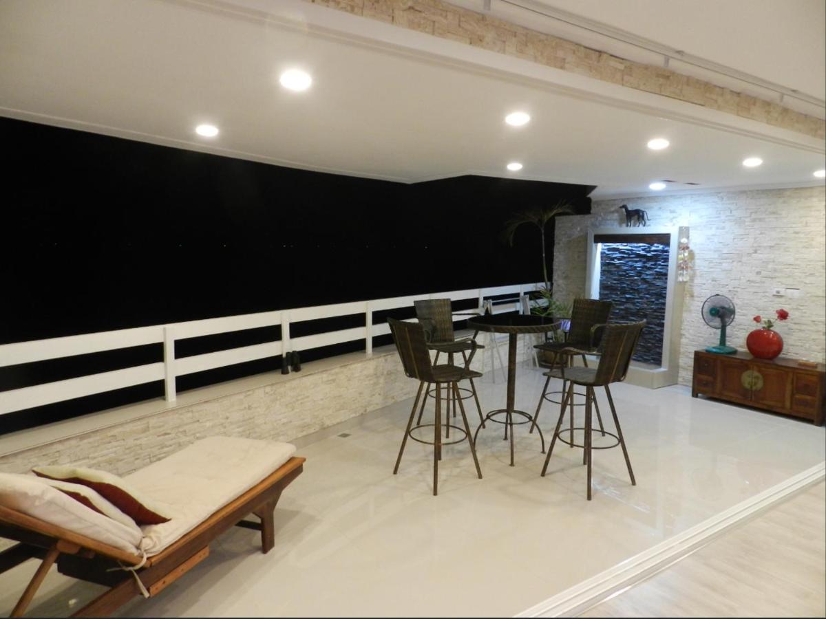 Jomtien Plaza Condotel Exterior photo