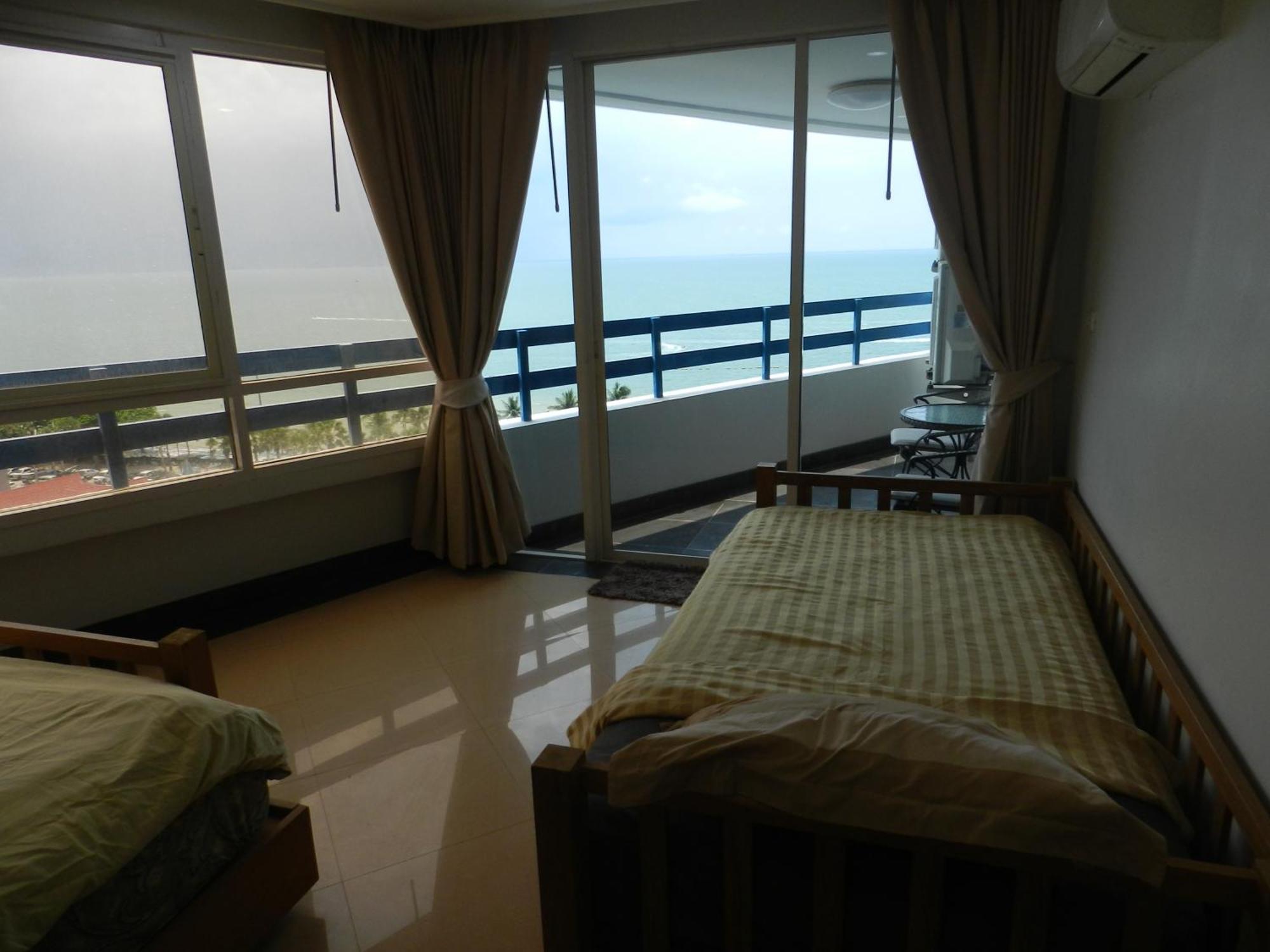 Jomtien Plaza Condotel Exterior photo