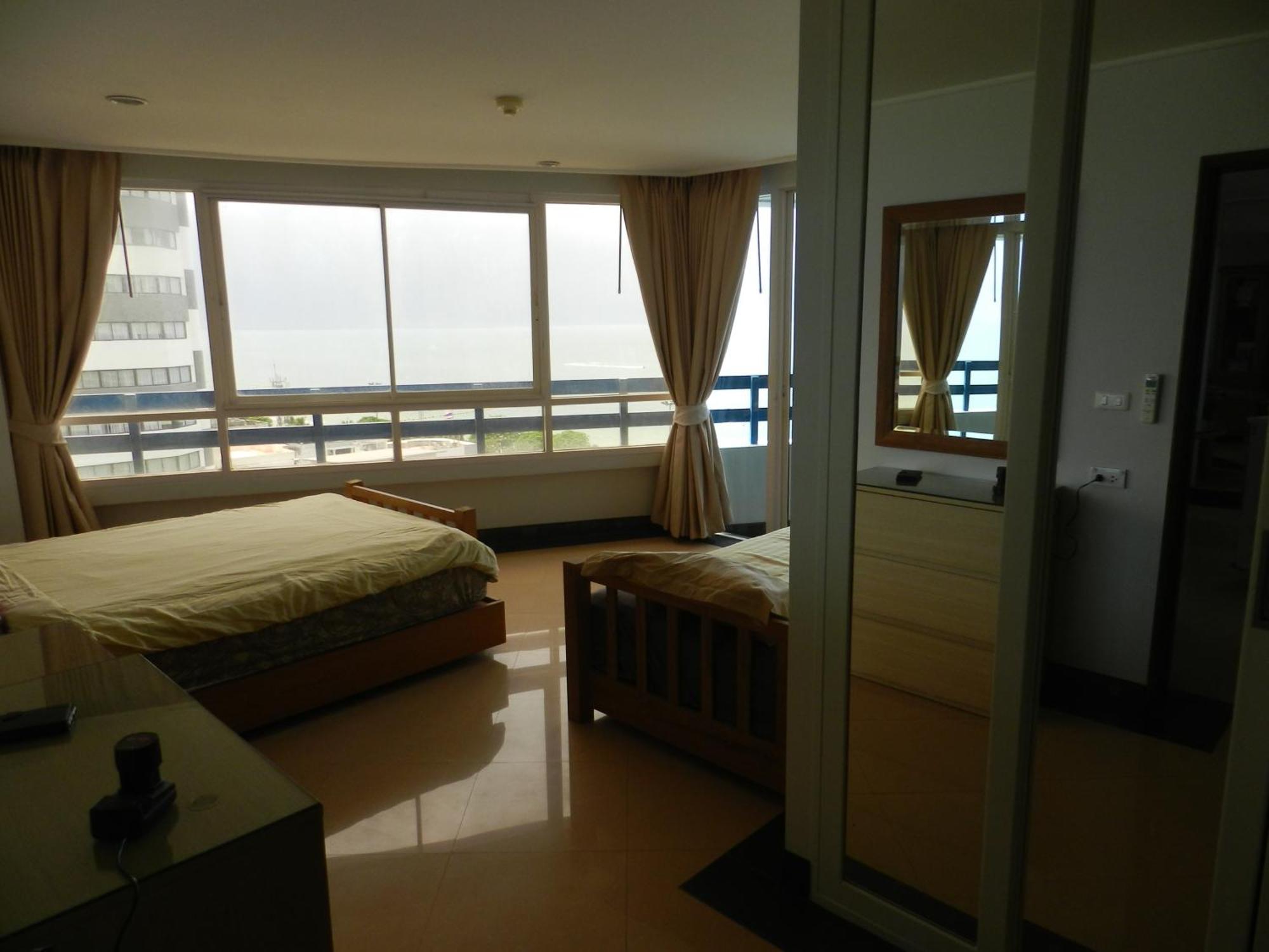Jomtien Plaza Condotel Exterior photo